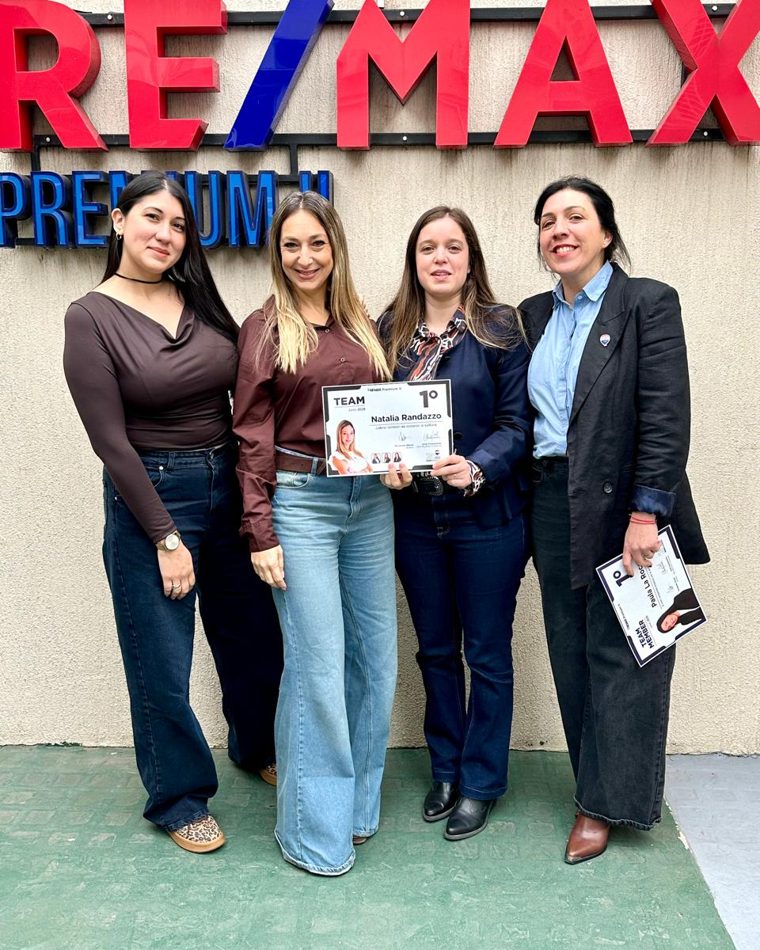 Natalia Randazzo junto a su equipo en RE/MAX Premium II